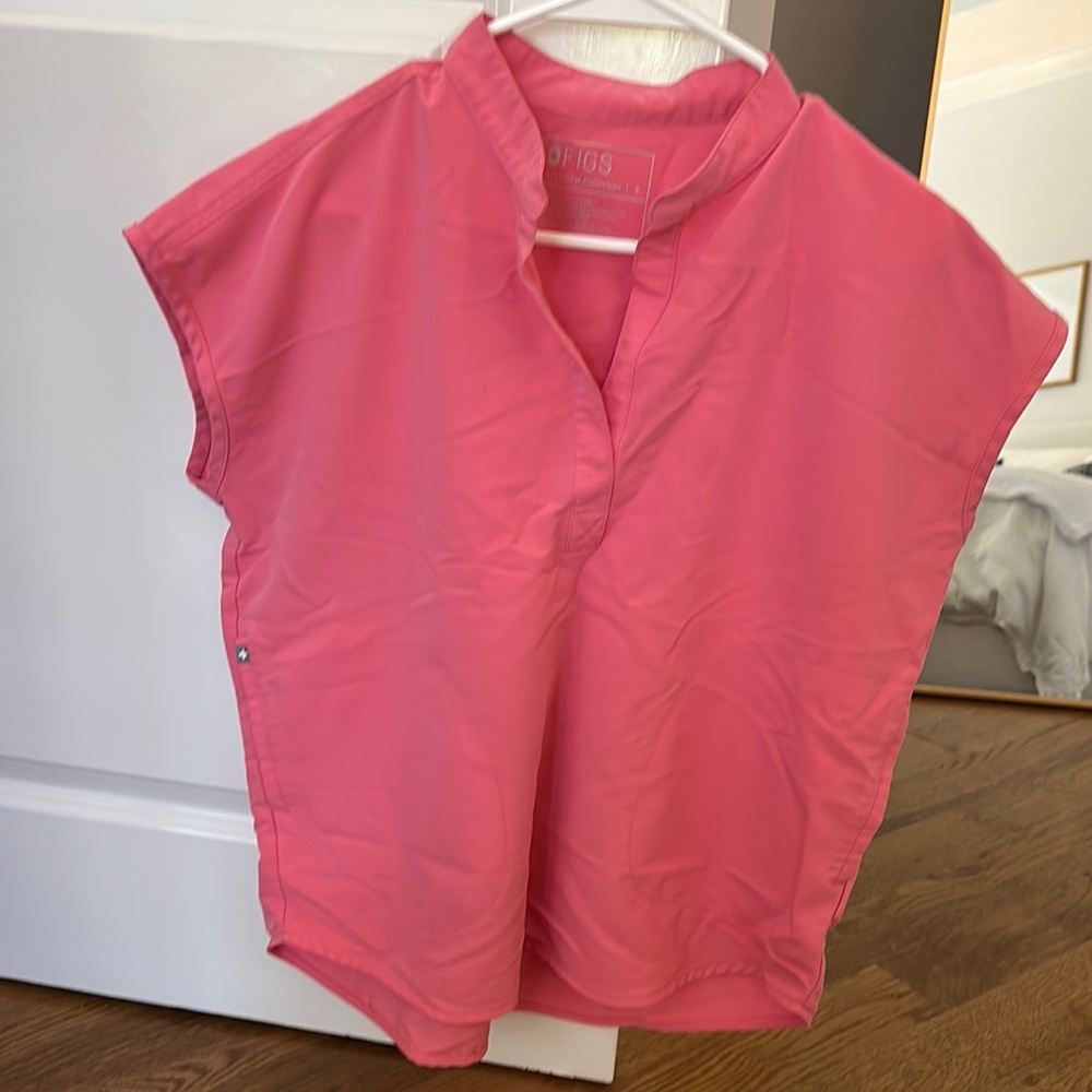 Figs Coral Rafaela scrub top